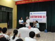 Võ sư Nguyễn Ngọc Nội tặng kỷ niệm của võ đường cho chị Hoàng Diễm Hồng, người có công dịch các bài viết ra tiếng Nga, giúp cho trang Web của võ đường thêm phong phú nội dung